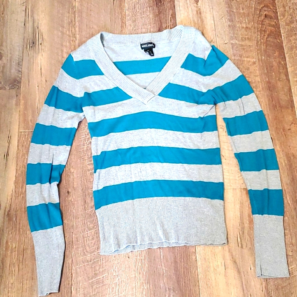 Wet Seal Womens v-neck fitted sweater.